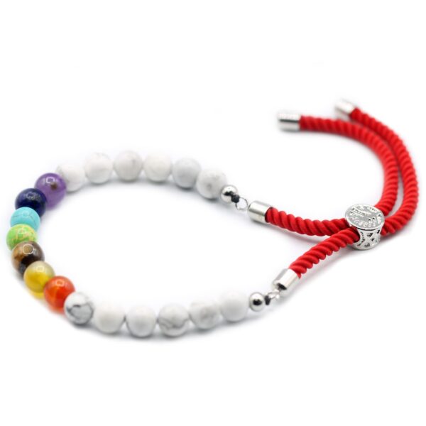 Pulsera de cordón rojo con cuentas de howlita blanca, siete cuentas de colores de los chakras y pasador plateado