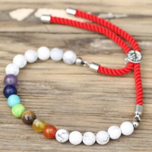 Pulsera de cordón rojo con cuentas de howlita blanca, siete cuentas de colores de los chakras y pasador plateado