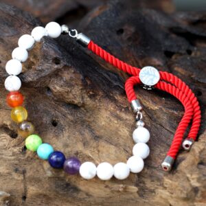 Pulsera de cordón rojo con cuentas de howlita blanca, siete cuentas de colores de los chakras y pasador plateado