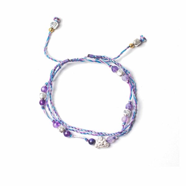 Pulsera de hilo trenzado azul y morado con cuentas moradas, cuentas plateadas y un pequeño Buda
