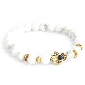 Pulsera elástica de cuentas de howlita blanca con vetas grises y una mano de Fátima de cobre en dorado envejecido