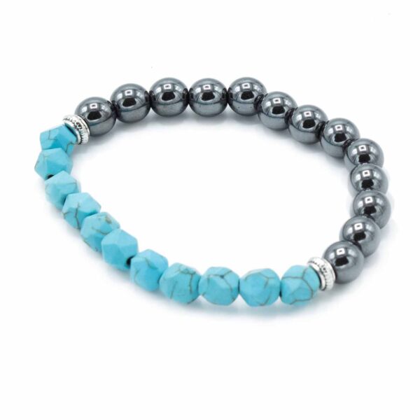Pulsera de cuentas facetadas de howlita teñida color turquesa y cuentas magnéticas grises con separadores plateados