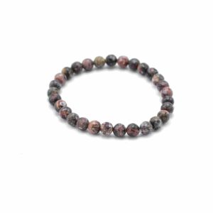 Pulsera elástica de cuentas redondas de jaspe piel de leopardo en gris, granate y ocre sobre fondo blanco