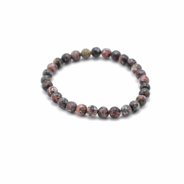 Pulsera elástica de cuentas redondas de jaspe piel de leopardo en gris, granate y ocre sobre fondo blanco