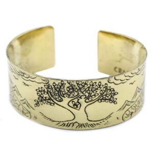 Pulsera abierta de latón con un árbol de la vida, montañas y nubes grabados