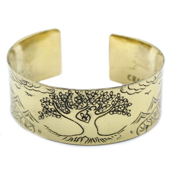 Pulsera abierta de latón con un árbol de la vida, montañas y nubes grabados