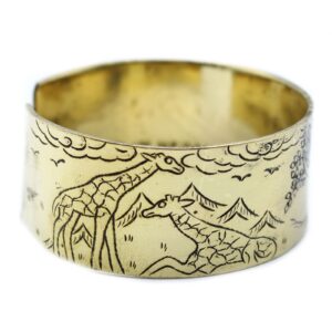 Pulsera abierta de latón con un árbol de la vida, montañas y nubes grabados