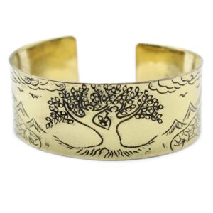 Pulsera abierta de latón con un árbol de la vida, montañas y nubes grabados