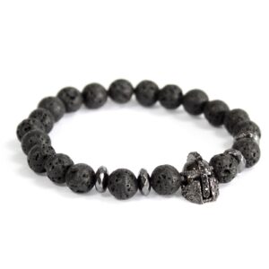 Pulsera elástica de cuentas de lava negra con un casco de caballero de metal gris oscuro y discos facetados metálicos