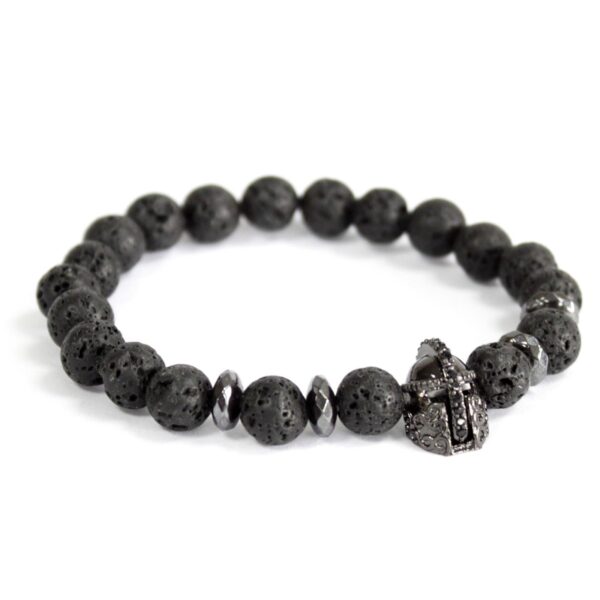 Pulsera elástica de cuentas de lava negra con un casco de caballero de metal gris oscuro y discos facetados metálicos