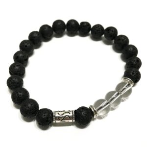 Pulsera elástica de cuentas de lava negra con cuentas transparentes de cristal de roca y un tubo plateado grabado