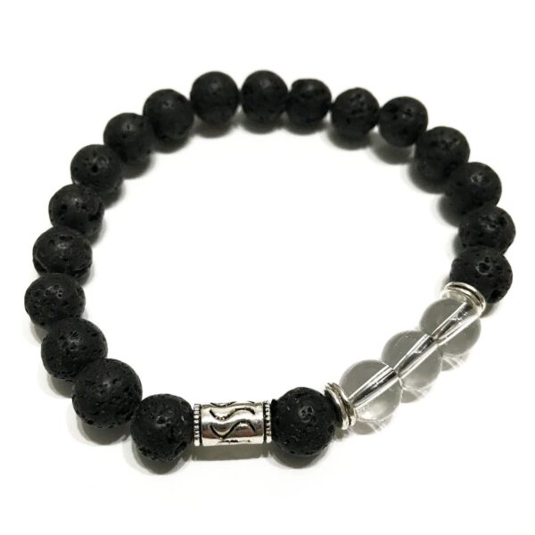 Pulsera elástica de cuentas de lava negra con cuentas transparentes de cristal de roca y un tubo plateado grabado