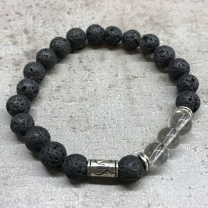 Pulsera elástica de cuentas de lava negra con cuentas transparentes de cristal de roca y un tubo plateado grabado