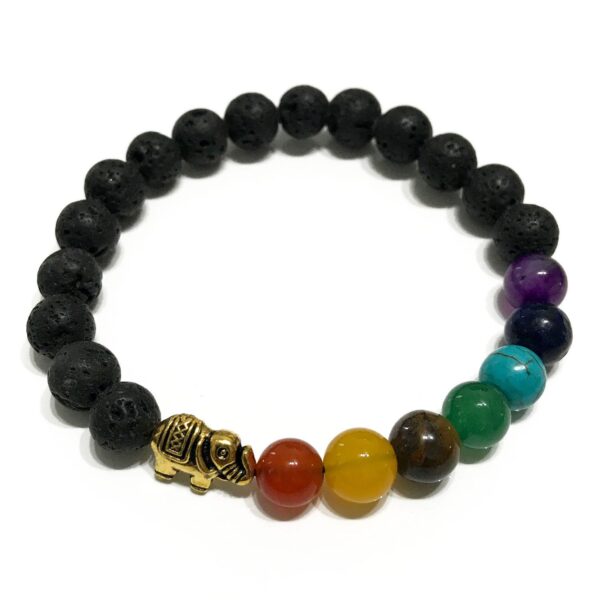 Pulsera elástica de cuentas de lava negra con un elefante de tono dorado y siete cuentas de colores de los chakras