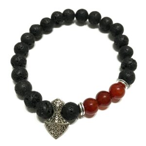 Pulsera elástica de cuentas de lava negra con un hacha plateada grabada y tres cuentas de cornalina