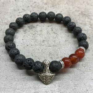 Pulsera elástica de cuentas de lava negra con un hacha plateada grabada y tres cuentas de cornalina