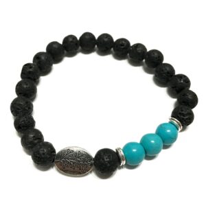 Pulsera elástica de cuentas de lava negra con tres cuentas de howlita color turquesa y una chapa ovalada con una hoja grabada