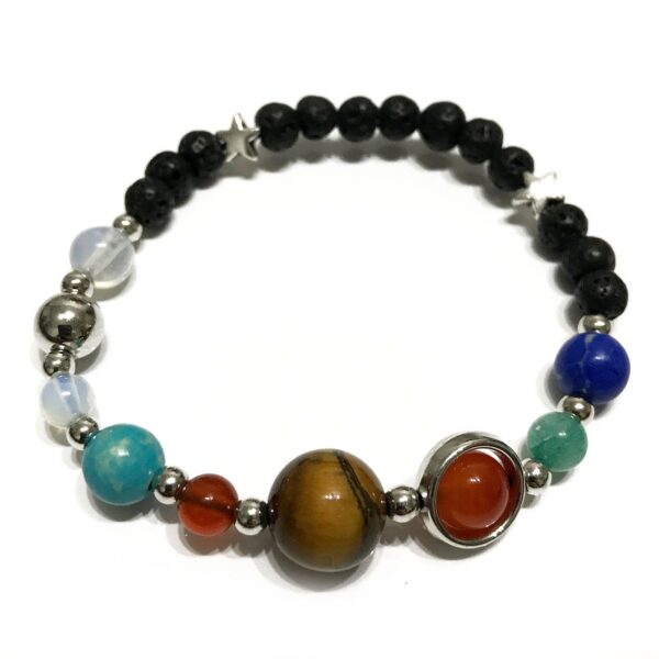 Pulsera de lava negra con ocho cuentas de colores como planetas y detalles de metal plateado