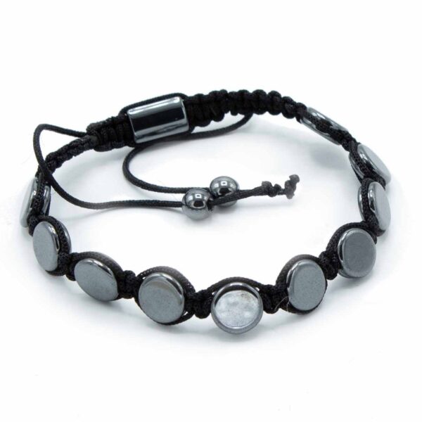 Pulsera de macramé negro con círculos planos de hematita magnética gris y nudo corredizo