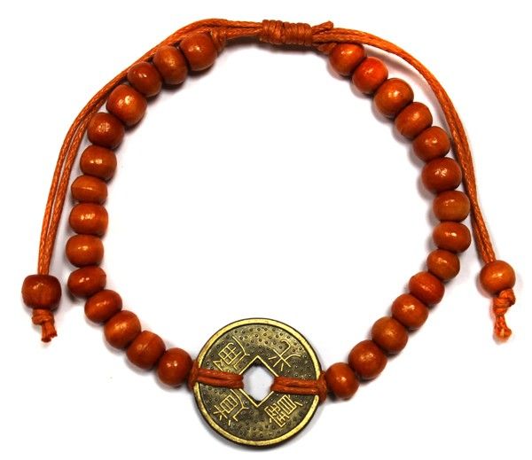 Pulsera de cuentas de madera naranjas en cordón naranja con una moneda decorativa de agujero cuadrado