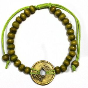 Pulsera de cuentas de madera verde oliva en cordón verde lima con una moneda china de tono bronce en el centro