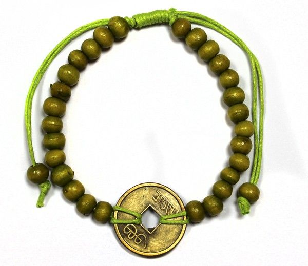 Pulsera de cuentas de madera verde oliva en cordón verde lima con una moneda china de tono bronce en el centro