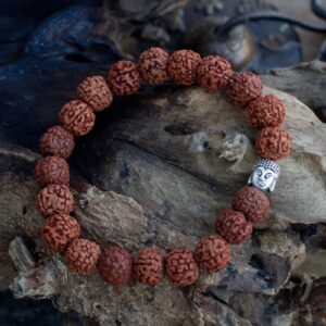 Pulsera de 20 cuentas de rudraksha marrón con una cabeza de Buda de tono plateado