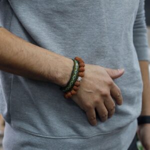Pulsera de 20 cuentas de rudraksha marrón con una cabeza de Buda de tono plateado