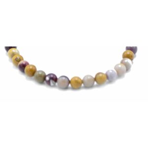 Pulsera elástica de cuentas redondas de mookaita en mostaza, granate, malva y crema sobre fondo blanco