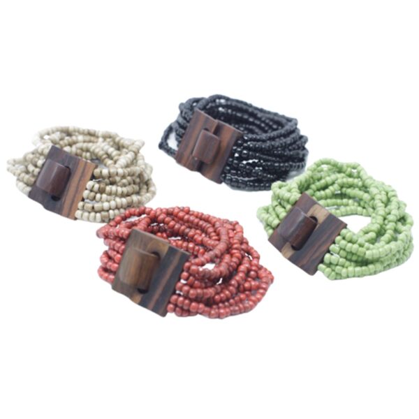 Cuatro pulseras multivuelta de cuentas de madera de coco en negro, beige, verde y rojo, con cierre de madera oscura