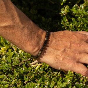 Pulsera elástica fina de cuentas de obsidiana dorada, negras con reflejo dorado