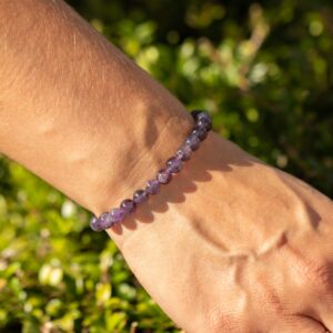 Pulsera elástica fina de cuentas de amatista de 6 mm en violeta y lila
