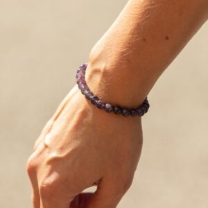 Pulsera elástica fina de cuentas de amatista de 6 mm en violeta y lila