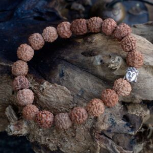Pulsera de 20 semillas de rudraksha en tono natural claro con una cabeza de Buda de tono plateado