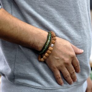 Pulsera de 20 semillas de rudraksha en tono natural claro con una cabeza de Buda de tono plateado