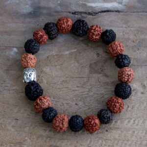 Pulsera de 20 semillas de rudraksha negras y marrones alternadas con una cabeza de Buda de tono plateado