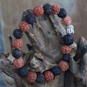 Pulsera de 20 semillas de rudraksha negras y marrones alternadas con una cabeza de Buda de tono plateado