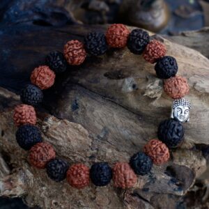 Pulsera de 20 semillas de rudraksha negras y marrones alternadas con una cabeza de Buda de tono plateado
