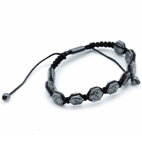 Pulsera shamballa de hexágonos de hematita magnética con calaveras en relieve y cordón negro