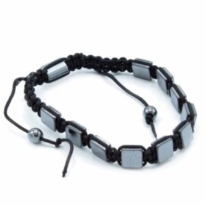 Pulsera shamballa de cuadrados planos de hematita magnética enmarcados en cordón negro de macramé