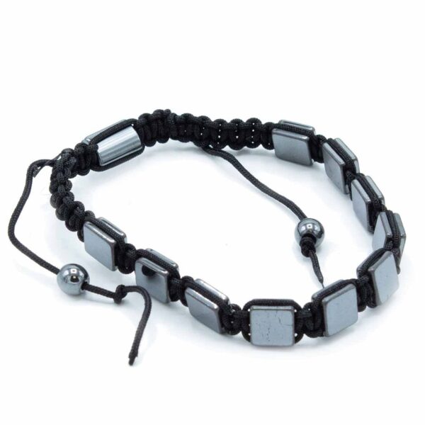 Pulsera shamballa de cuadrados planos de hematita magnética enmarcados en cordón negro de macramé