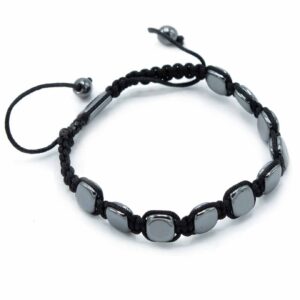 Pulsera shamballa de cuadrados de hematita magnética con esquinas redondeadas y cordón negro de macramé