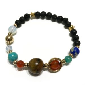 Pulsera de cuentas de lava negra con planetas de colores, Saturno con aro dorado y estrellas doradas