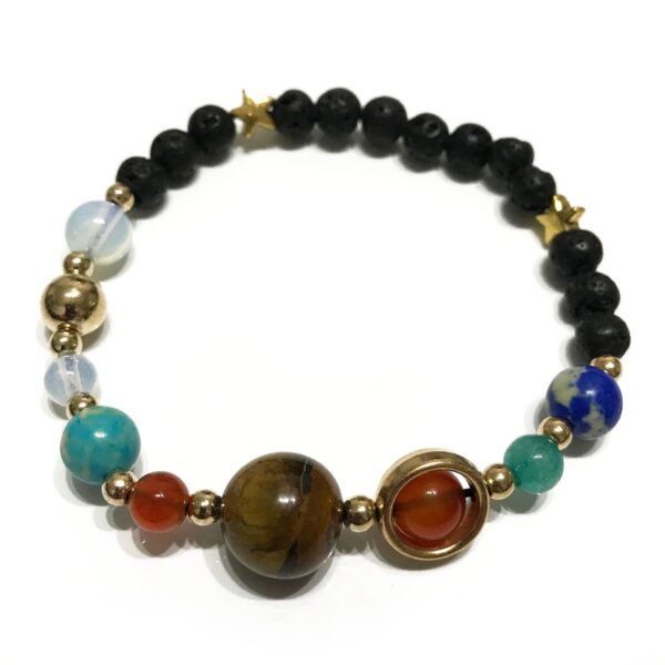 Pulsera de cuentas de lava negra con planetas de colores, Saturno con aro dorado y estrellas doradas
