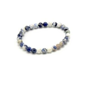 Pulsera de sodalita en cuentas azul índigo, blancas y grises, elástica, fotografiada sobre blanco