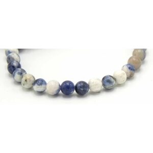 Pulsera de sodalita en cuentas azul índigo, blancas y grises, elástica, fotografiada sobre blanco