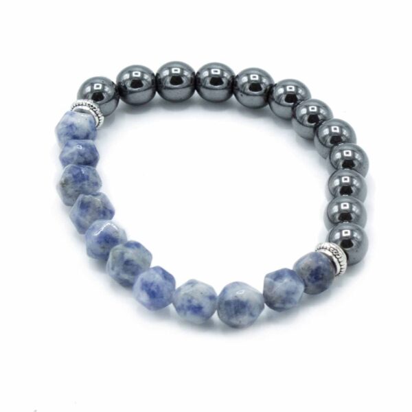Pulsera de cuentas facetadas de sodalita azul con vetas blancas y cuentas magnéticas grises con separadores plateados