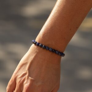 Pulsera elástica fina de cuentas de sodalita azul marino de 6 mm