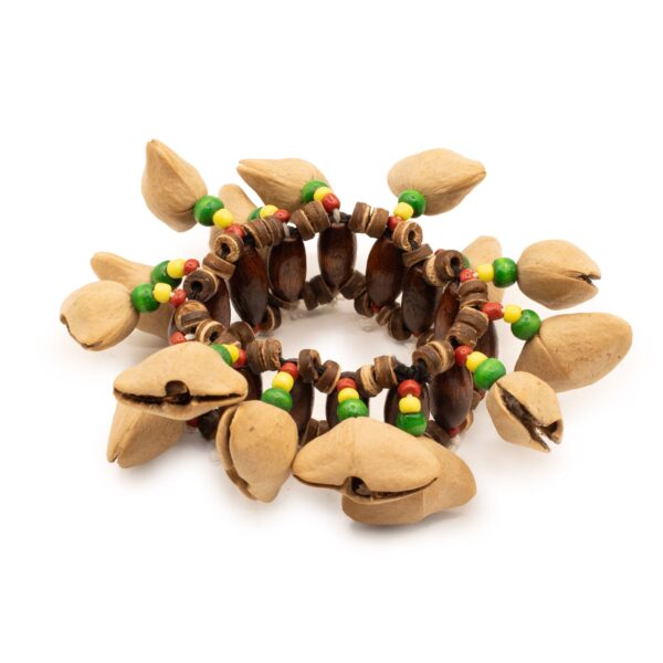 Pulsera sonajero con quince cáscaras de kenari alrededor de cuentas de madera y cuentas verdes, amarillas y rojas