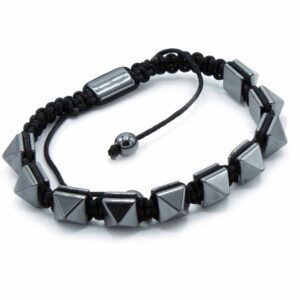 Pulsera de tachuelas piramidales de hematita magnética gris sobre cordón negro de macramé